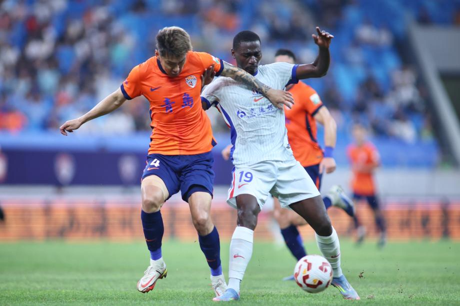 [图]于汉超刘诚宇破门 上海申花2-0险胜青岛海牛